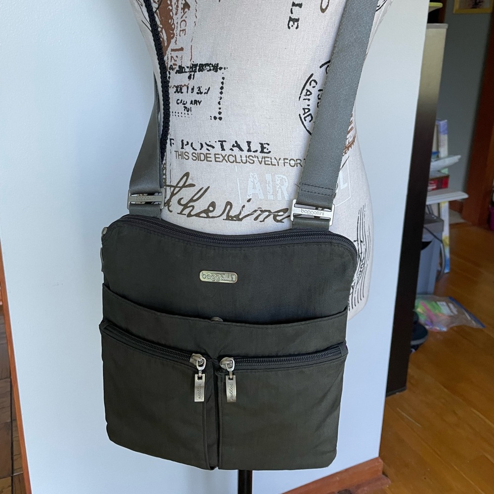 Baggallini Crossbody Bag with Detachable Wristlet - Picture 2 of 9